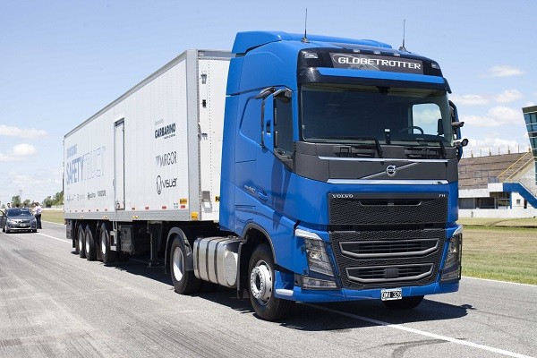 How Samsung Safety Truck will save Drivers Overtaking A Truck (3)