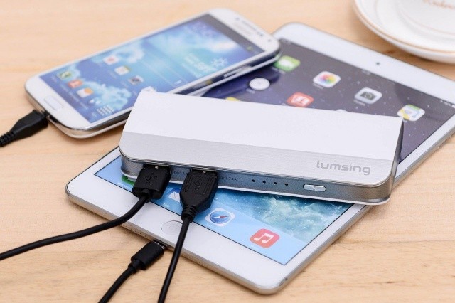 how_to_extend_your_smartphone___s_battery_life_with_a_portable_battery_charger